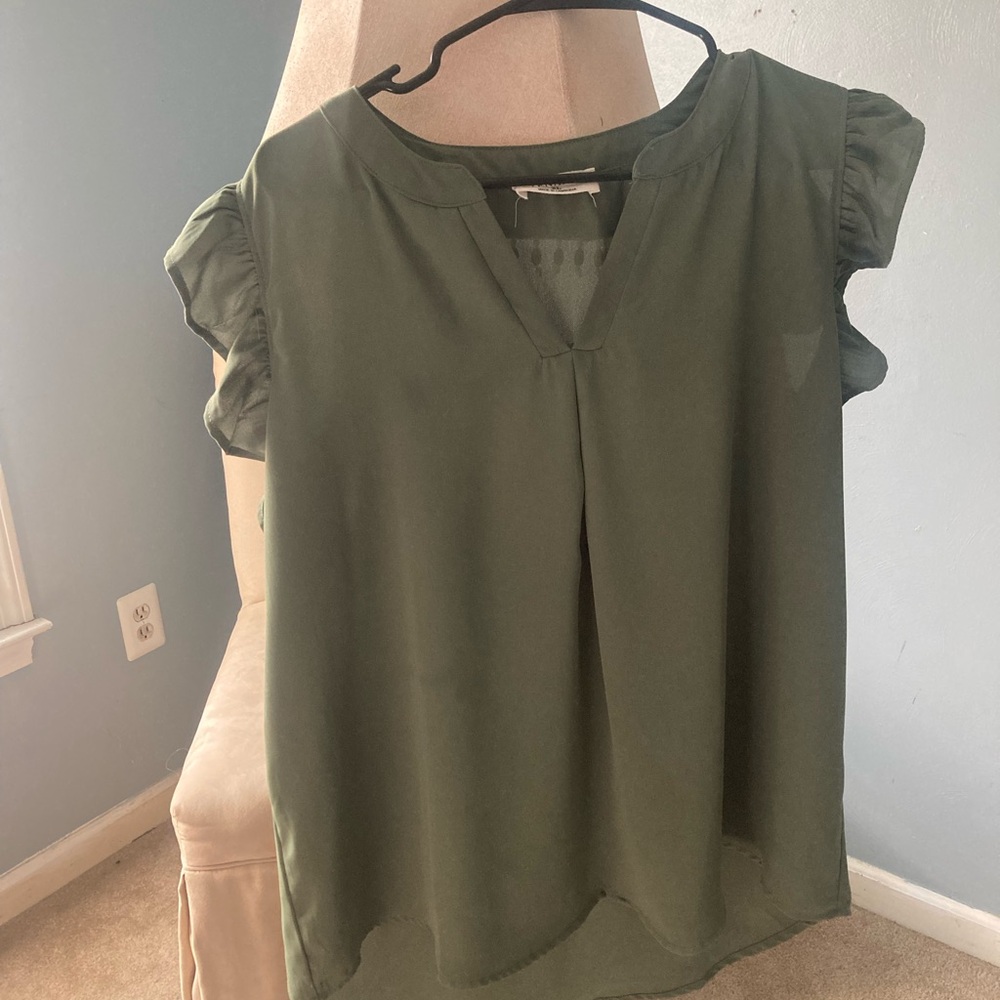 Women’s sz XL Green sleeveless Ruffled blouse